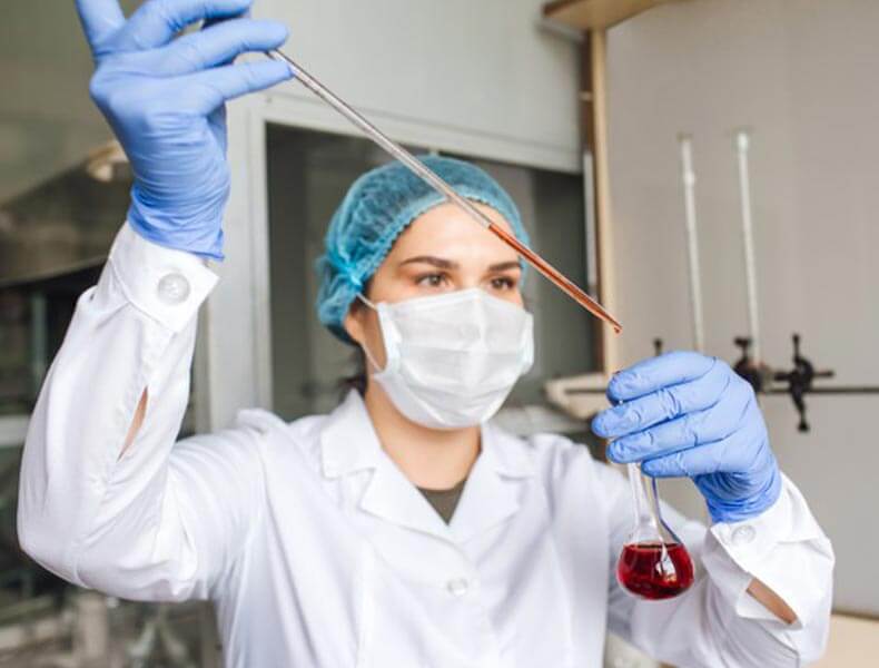 研究人员在实验室进行冠状病毒研究